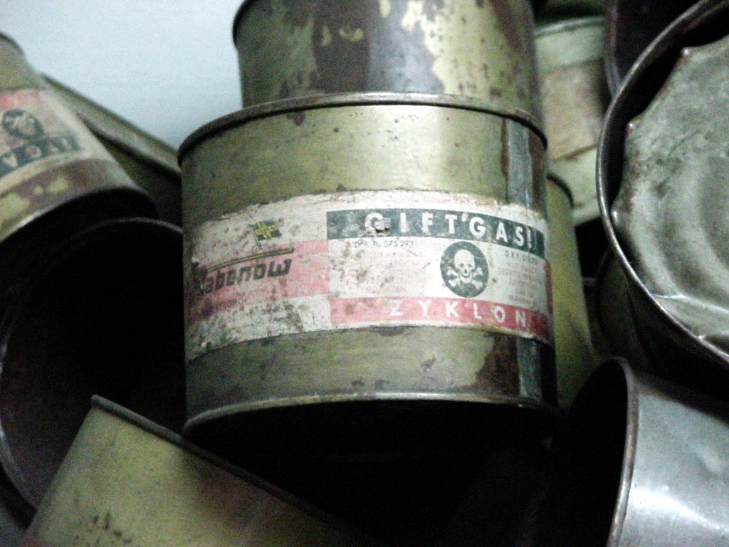 Tonnen mit der Aufschrift „Giftgas Zyklon B” und der Abbildung von einem Totenkopf. © Wikimedia
