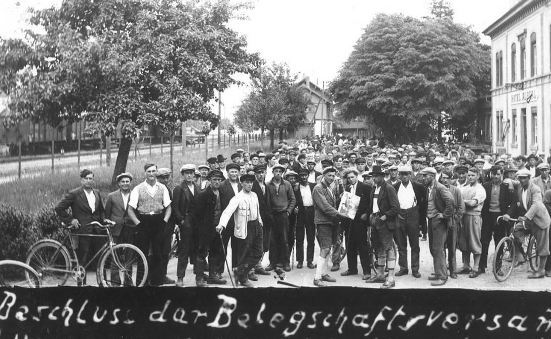 Versammlung der Grünbacher Bergarbeiter in ihrer besten Kleidung während des Streiks 1932. © Archiv Bernhard Muhr
