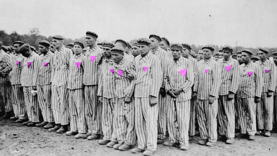 Foto einer Gruppe homosexueller Häftlinge im Konzentrationslager Buchenwald mit einem rosaroten Stoffdreieck an der gestreiften Häftlingskleidung.  © Wikimedia 