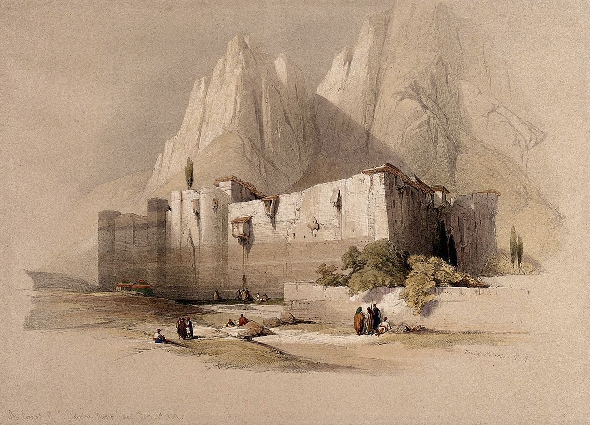 Zeichnung eines viereckigen Klosters. Vor den hohen Mauern stehen Menschen, dahinter erheben sich Felsblöcke. © Wikimedia