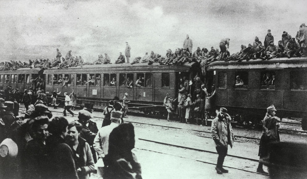 Kriegsheimkehrer kommen in überfüllten Zügen nach Kriegsende am Bahnhof an.  © ÖNB