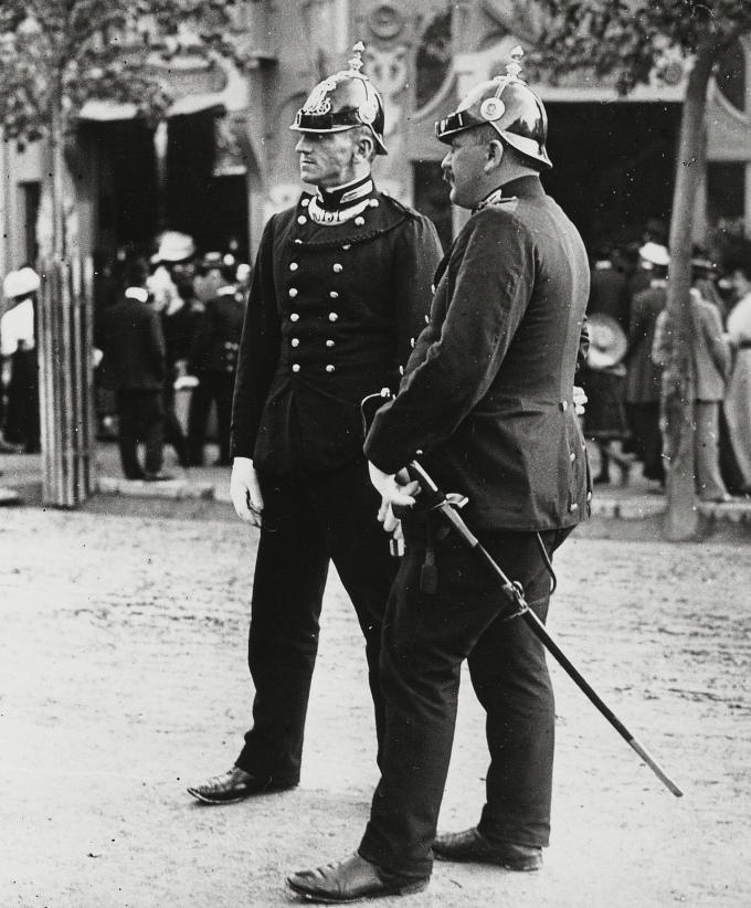 Zwei Angehörige der Wiener Sicherheitswache im Prater um 1900. © Wikimedia