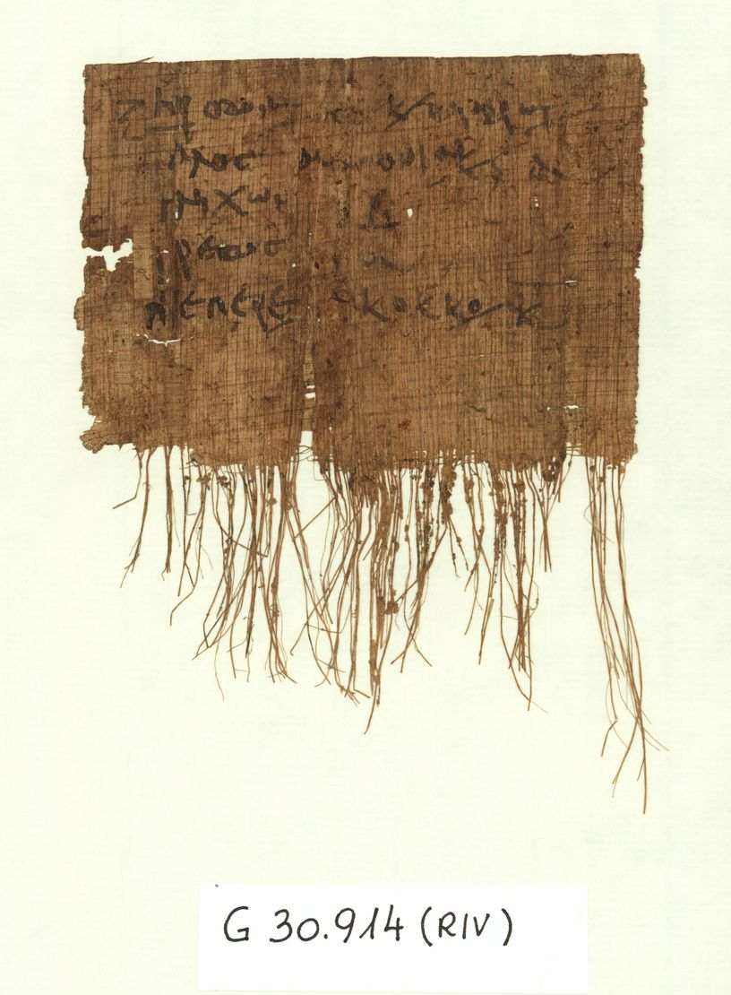 Ein Stück Papyrus, das nach unten in einzelne Fäden ausfranst. Auf dem intakten Teil ist altgriechische Schrift zu sehen. © ÖNB, Papyrusmuseum