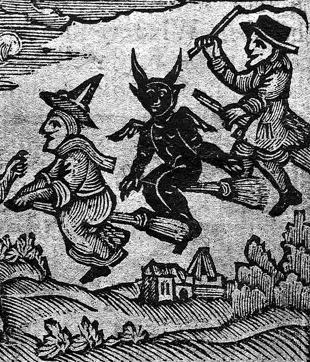 Holzschnitt mit drei Figuren, die auf Besen durch die Luft reiten. Einer davon ist ein Teufel. Im Hintergrund sind Hügel und eine Kirche.  © Wikimedia