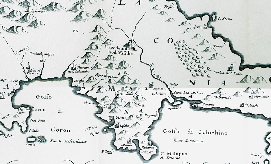 Zu sehen ist eine gezeichnete Karte der Mani. Die Halbinsel gleicht einem spitzen Dreieck mit der Spitze im Süden. Im inneren Land sind Berge als kleine Kegel eingezeichnet. © Wikimedia, Morea olim Peloponnesus, Bernard, 1689