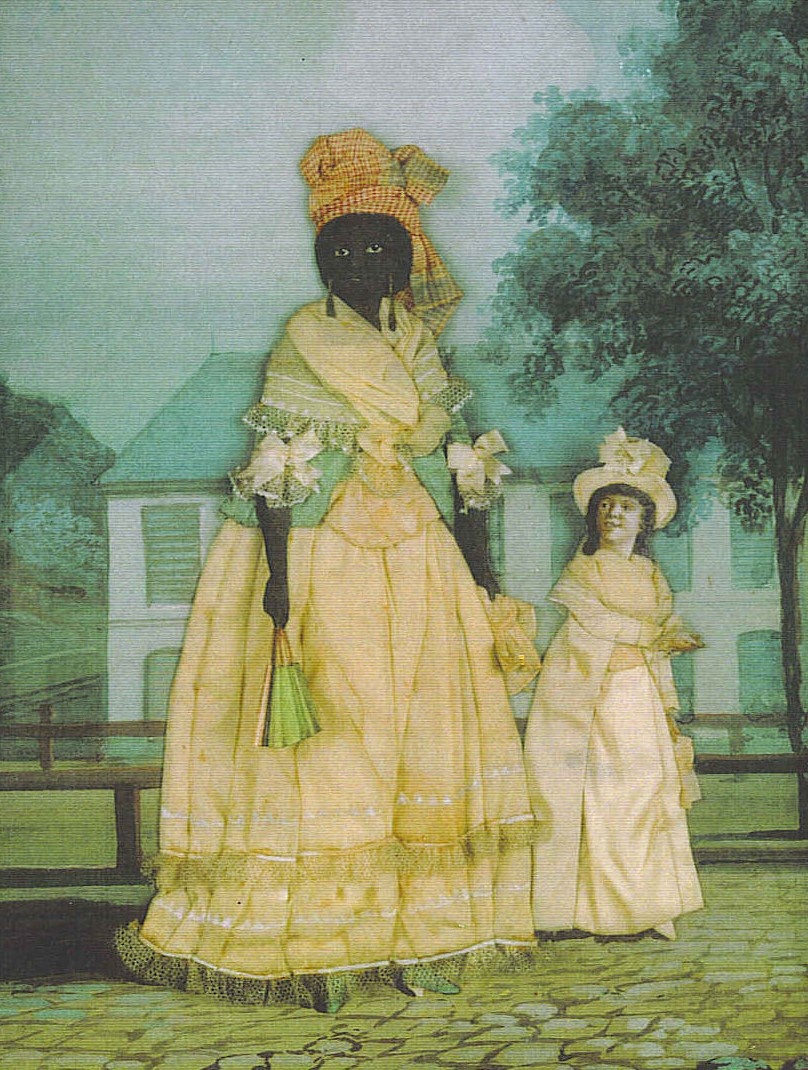 Eine schwarze Frau in einem Rüschenkleid, mit Fächer in der Hand, Ohrringen und einem Tuch am Kopf spaziert auf einer gepflasterten Straße. Neben ihr ein Mädchen mit Kleid und Hut. Dahinter ein Gartenzaun, ein Baum und ein einstöckiges Haus. © Wikimedia