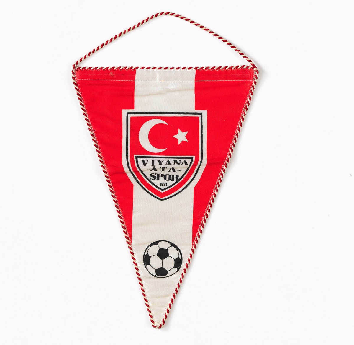 Rot-weiß-roter Wimpel mit einem kleinen Wappen in der Mitte. Auf dem Wappen ist die türkische Fahne mit rotem Hintergrund und weißem Stern und Halbmond abgebildet. Unten auf dem Wimpel ist ein kleiner Fußball abgebildet.  © CC BY 4.0 Wien Museum, Foto: Birgit und Peter Kainz. 