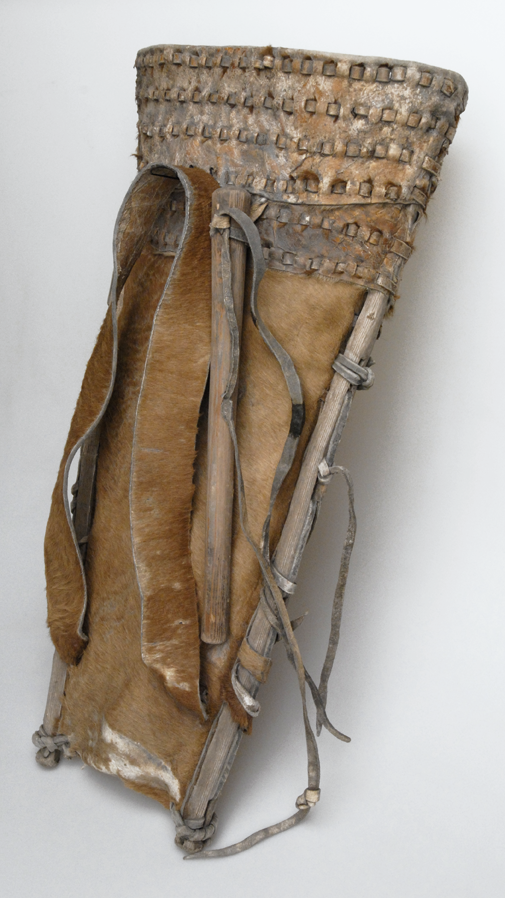 Der Tragesack besteht aus braunem Leder, das an Holzst&auml;ben befestigt ist. Im oberen Teil des Sacks befinden sich mehrere breite N&auml;hte.  &copy; Wikimedia, Andreas W. Rausch &ndash; Pr&auml;historische Abteilung des Naturhistorischen Museums Wien, bronzezeitlicher Tragsack aus den Hallst&auml;tter Salzbergwerken (CC-BY-3.0). 