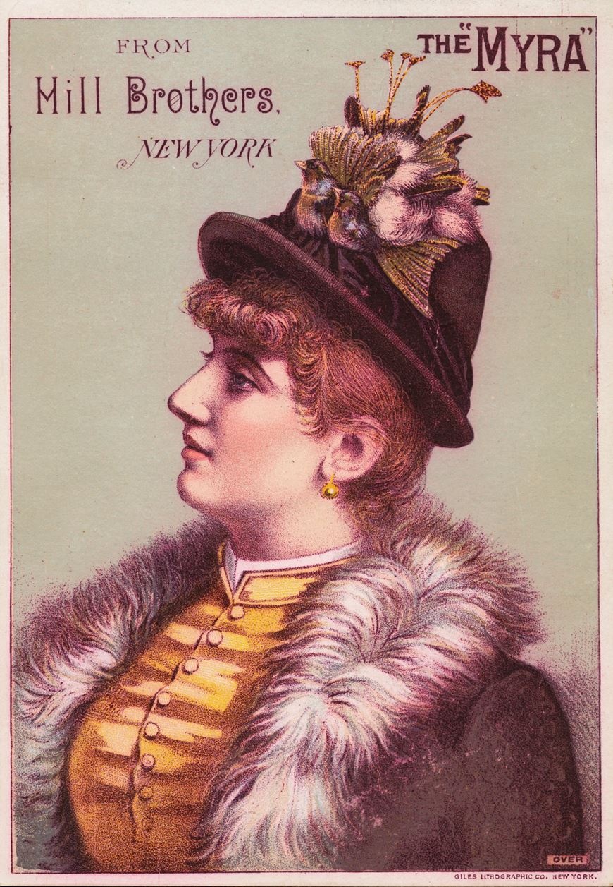 Das Werbeplakat zeigt eine Dame im Profil. Sie trägt einen dunklen Hut mit kurzer Krempe, auf dem zwei kleine Vögelchen neben weiteren Verzierungen angebracht sind. Über der gelben Bluse trägt die Dame einen dunklen Mantel mit Pelzkragen.  © Wikimedia, Boston Public Library, CC-BY-2.0. 