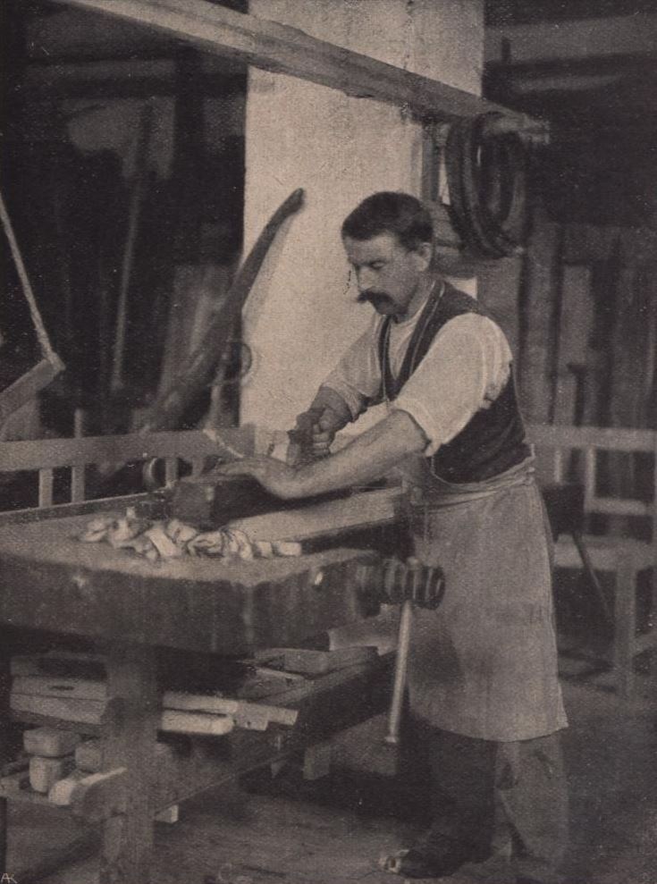 Ein Mann mit Kriegsverletzungen lernt in einer Werkstätte die Tischlerei. © ÖNB, Anno