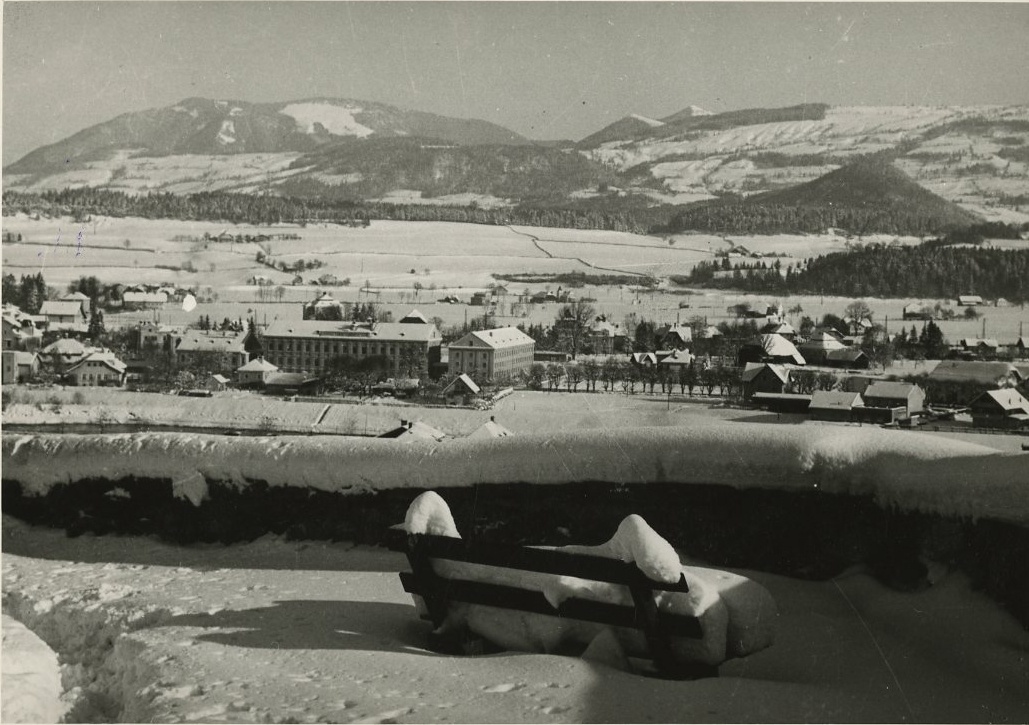 Verschneite Winterlandschaft mit Blick auf die Halleiner Tabakfabrik. © Keltenmuseum Hallein/Stadtarchiv Hallein