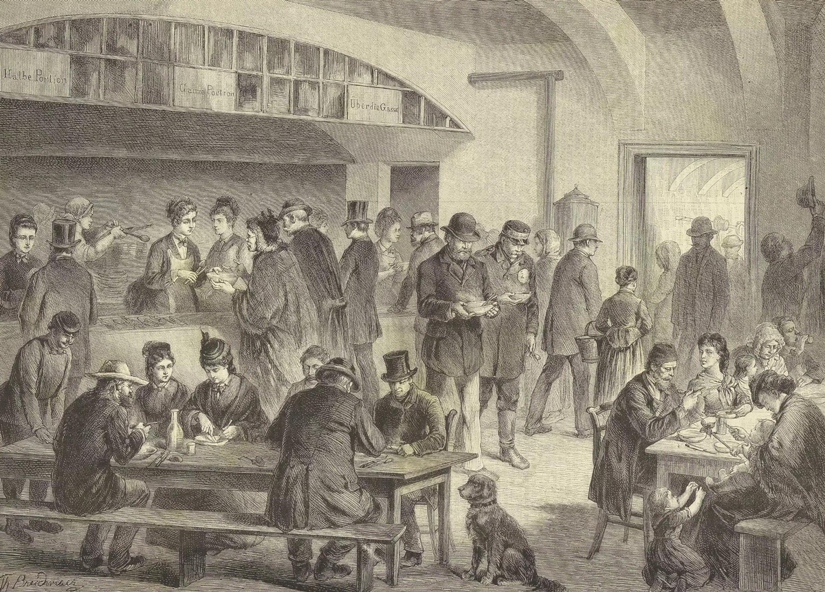 Zeichnung einer Volksküche, in der Frauen und Männer an zwei langen Tischen essen. Dahinter eine Bar, an der Speisen ausgegeben werden. Rechts hinten die Eingangstüre, durch die Menschen kommen und gehen. © Wien Museum