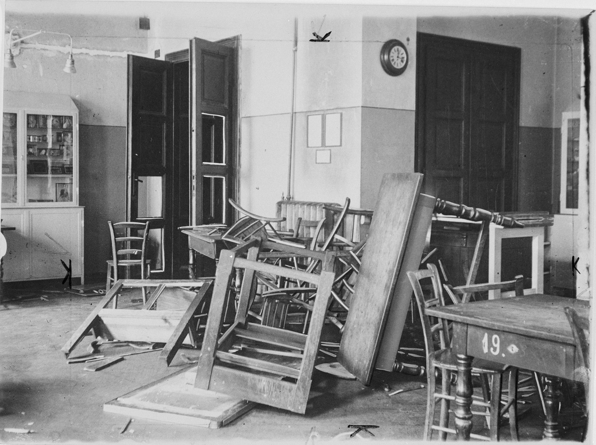Zertrümmerte Möbel nach einem Überfall der Nationalsozialisten auf das Anatomische Institut in Wien. © ÖNB Bildarchiv