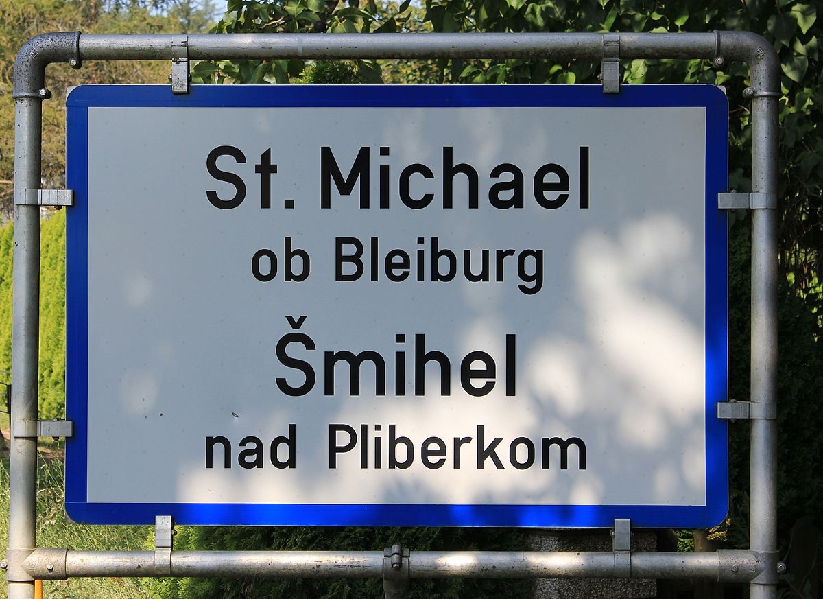 Zweisprachige Ortstafel von St. Michael ob Bleiburg/Šmihel nad Pliberkom  © Wikimedia