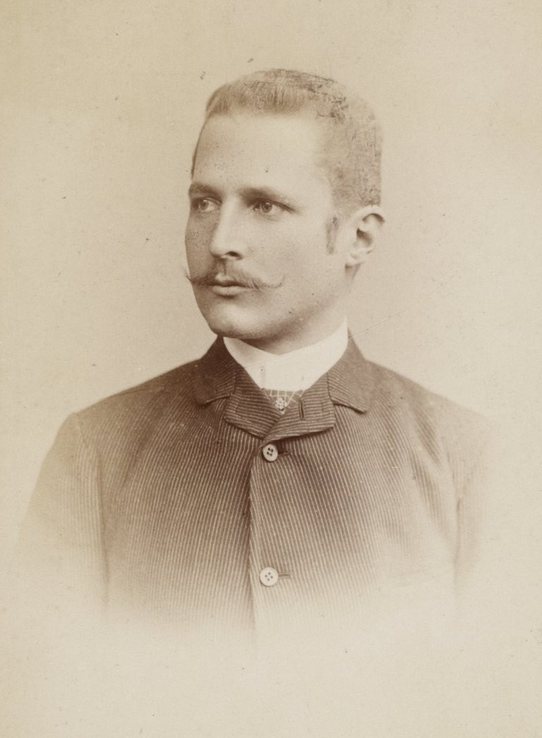 Ein Portrait von Hans Meyer als junger erwachsener Mann. Er trägt einen gepflegten Schnauzer. Die Jacke ist zugeknöpft.  © Wikimedia, German geologist Hans Meyer, Höffert, W., 1888