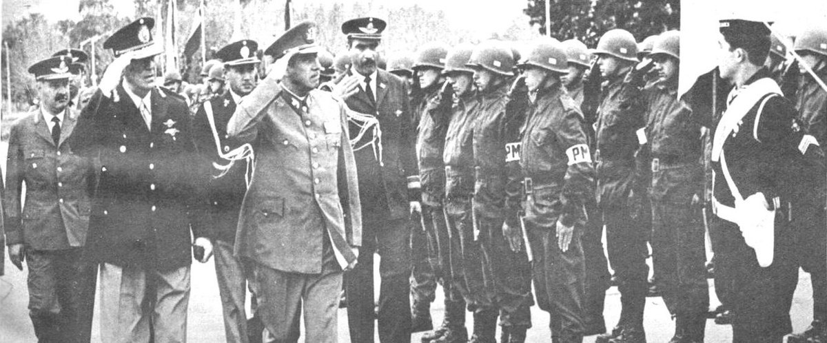 Pinochet und Perón gehen in Militäruniform an Reihen von Soldaten vorbei und salutieren.  © Wikimedia