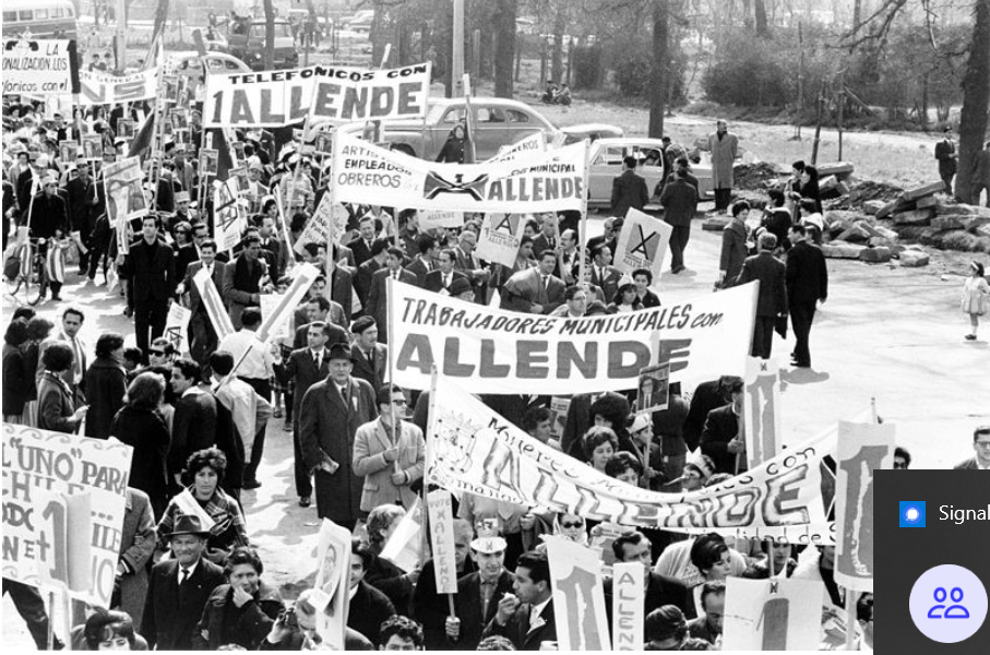 Menschen mit Transparenten, die Allende unterstützen, ziehen eine Straße entlang.  © Wikimedia 