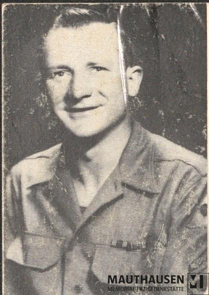 Das Portraitfoto zeigt Albert Kosiek. Er tr&auml;gt eine Armeejacke und l&auml;chelt in die Kamera. &copy; Mauthausen Memorial, Sammlung Hans Mar&scaron;&aacute;lek, Albert Kosiek, Signatur: MM U.01.08.01. 