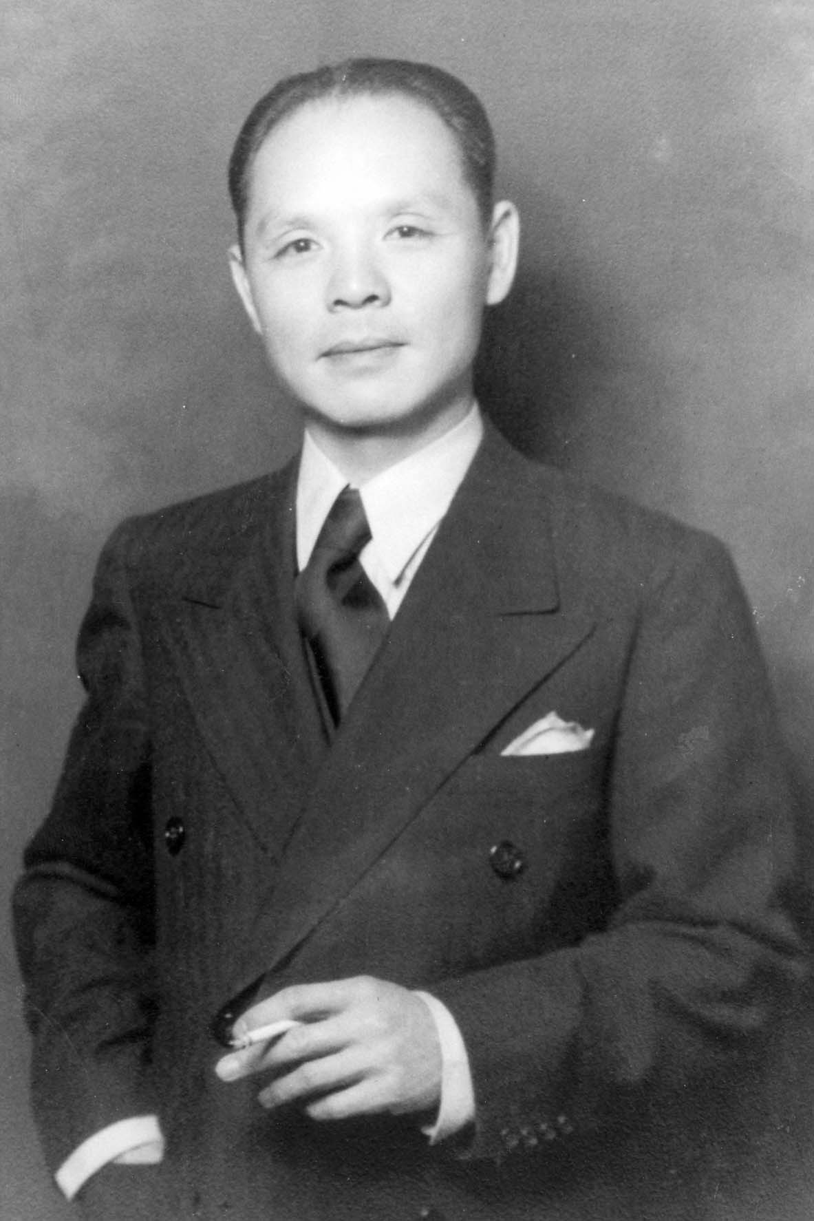 Das Bild ist ein Portr&auml;t von Feng Shan Ho. Er tr&auml;gt einen westlichen Anzug und h&auml;lt eine Zigarette in der Hand. &copy; Wikimedia