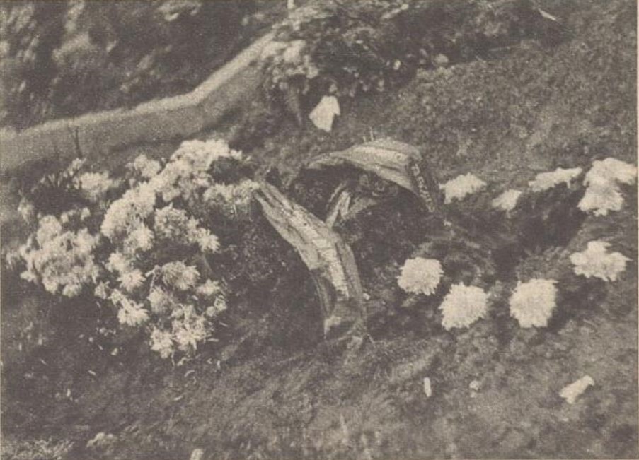 Grabhügel mit Blumenkranz und Schleife für den verunglückten Bergarbeiter Josef Haller. © Anno