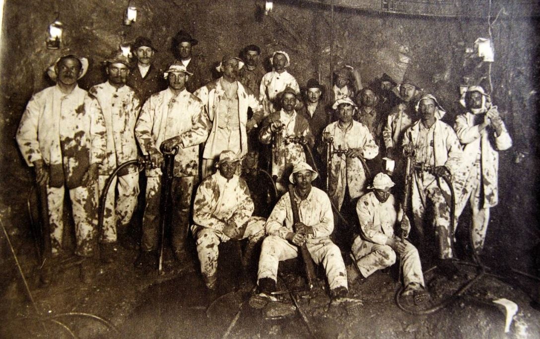 Schachthauer in dreckiger Arbeitskleidung in einem Schacht um 1920. © Archiv Dr. Reisner