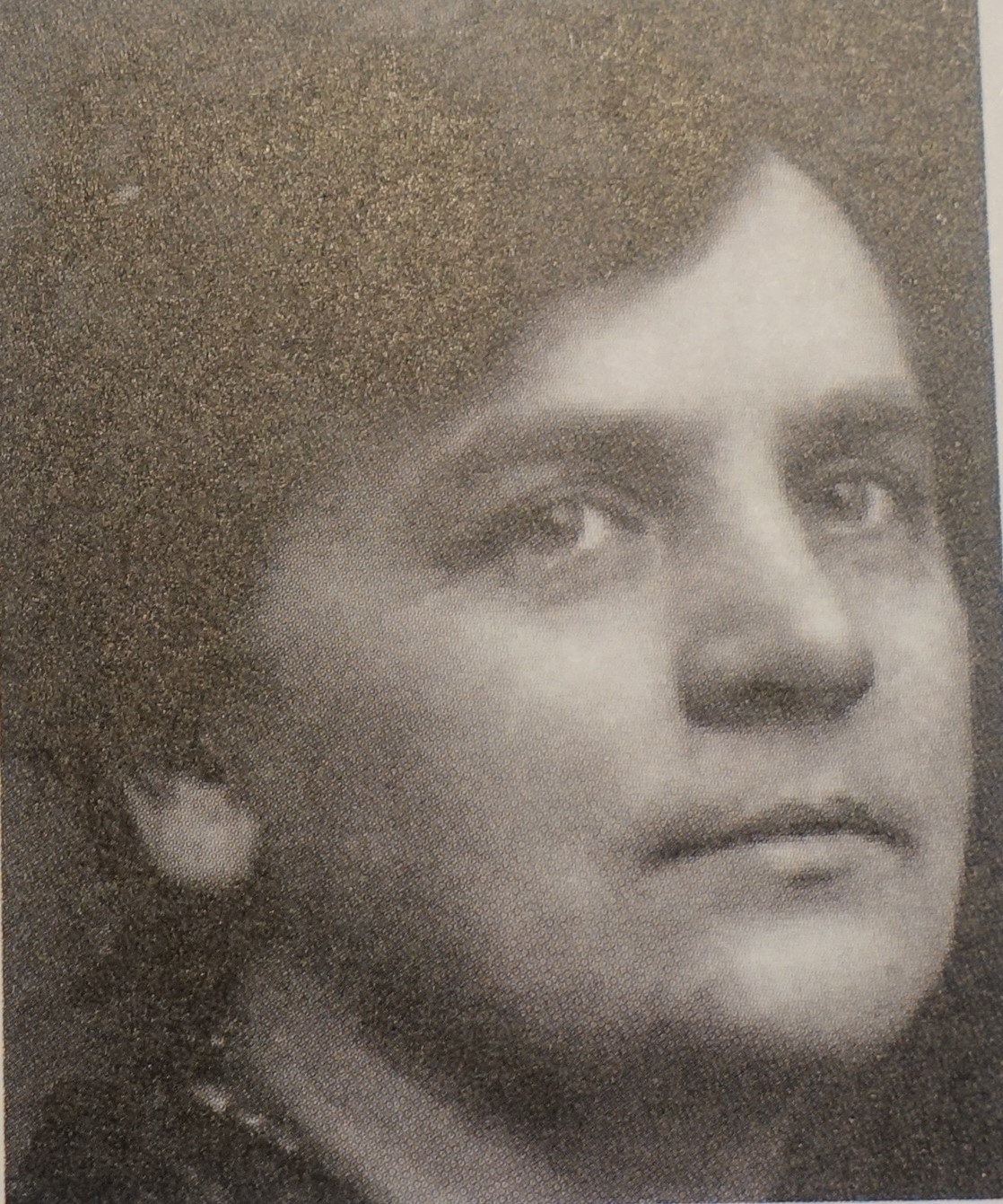 Portrait von Amalie Seidl, ursprünglich Amalie Ryba. Sie trägt die Haare hochgesteckt und blickt in Richtung der Kamera.   © Wikipedia, CC0. 