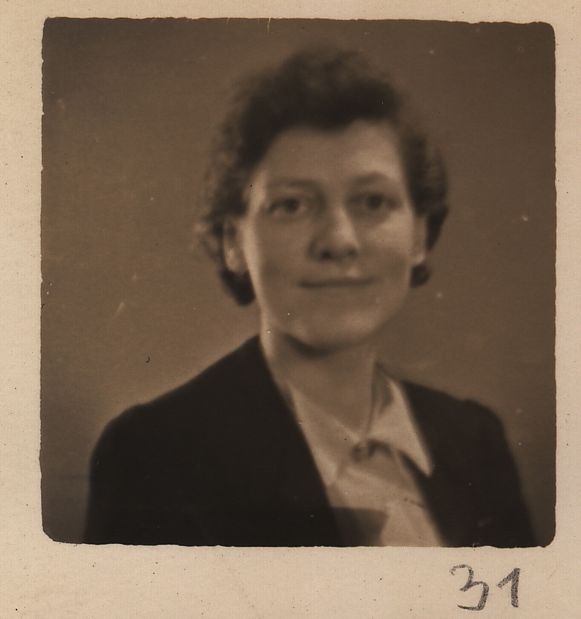 Portraitfoto Marie Jahoda mit lockigen Haaren, weißem Kragen, schwarzer Jacke und einem Lächeln im Gesicht.  © Archiv für die Geschichte der Soziologie in Österreich
