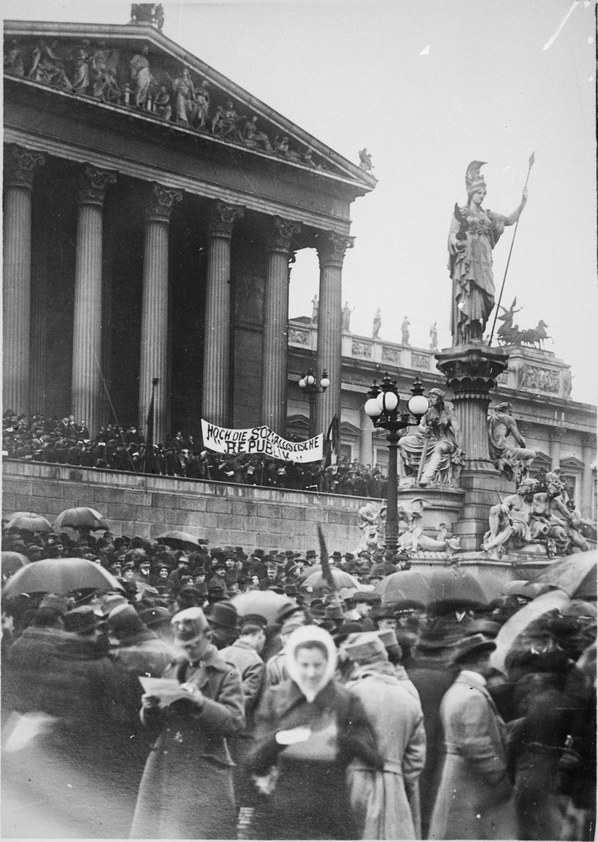 Menschenansammlung bei der Ausrufung der Republik vor dem Parlament im Herbst 1918. Im Hintergrund ein Transparent mit der Aufschrift: “Hoch die sozialistische Republik”. © ÖNB