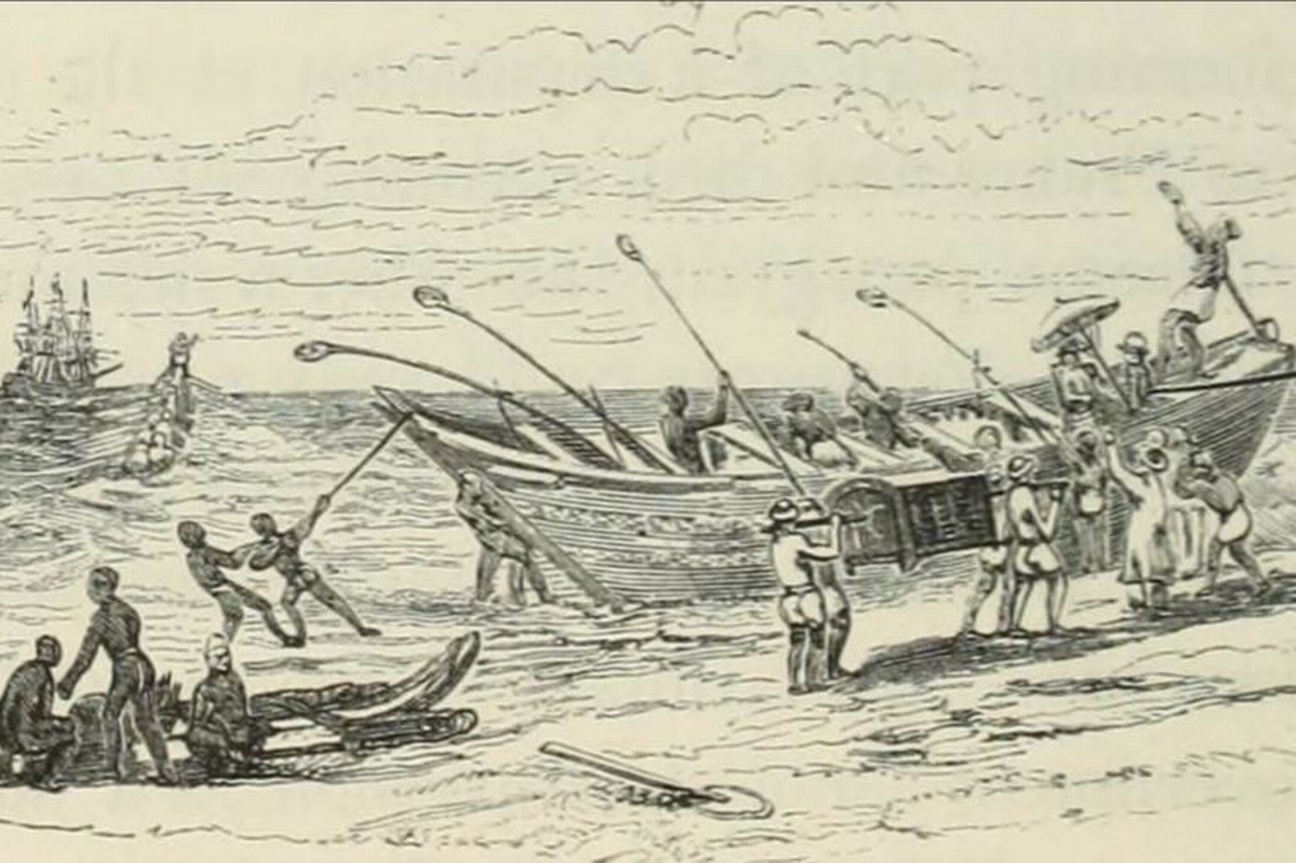 Ein Schiff erreicht die K&uuml;ste und steht in den Wellen. Menschen mit Rudern und Seilen halten das Boot stabil, um die Passagiere aussteigen zu lassen. Am Strand befinden sich weitere Menschen. Am Horizont befinden sich auf dem Meer drei Segelboote mit mehreren Masten. Ein kleines indisches Boot n&auml;hert sich den viel gr&ouml;&szlig;eren Segelbooten.  &copy; Flickr. 