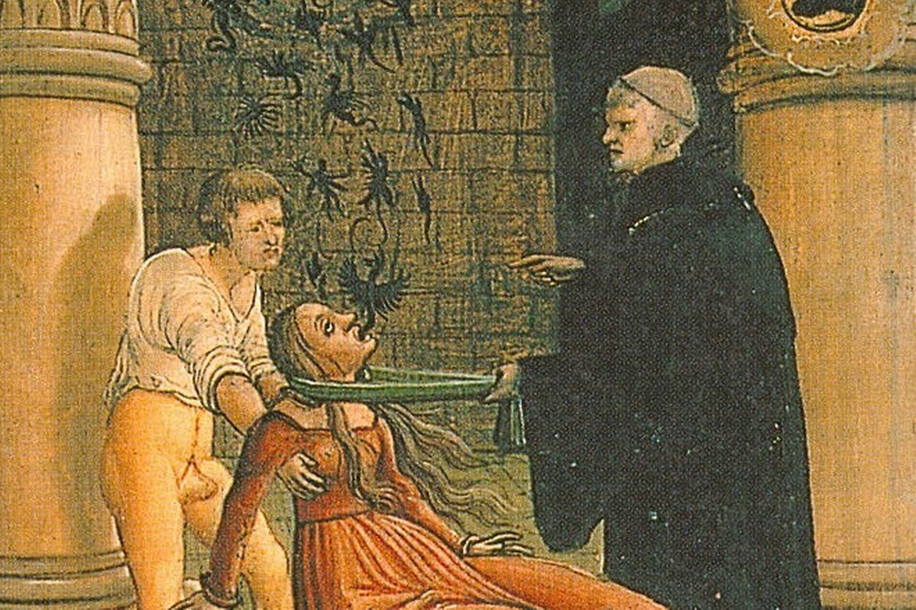 Das Bild zeigt das Innere einer Kirche. Ein Mann stützt eine Frau von hinten an den Schultern. Ein Geistlicher hält ihren Kopf in einer Schlinge. Aus dem Mund der Frau kommen schwarze Schattenfiguren. Sie entweichen durch das Kirchenfenster. © Wikimedia, Großer Mariazeller Wunderaltar, 1519.