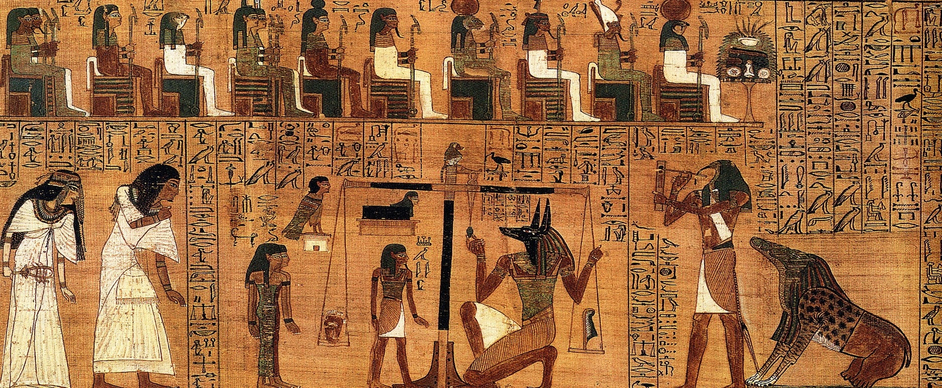 Zeichnung von ägyptischen Figuren und Tieren. In der Mitte Anubis und ein Mensch bei einer Waage, rechts ein adlerköpfiger Mensch, links zwei weiß gekleidete Figuren. Darüber Hieroglyphen und eine Reihe sitzender Figuren. © Wikimedia