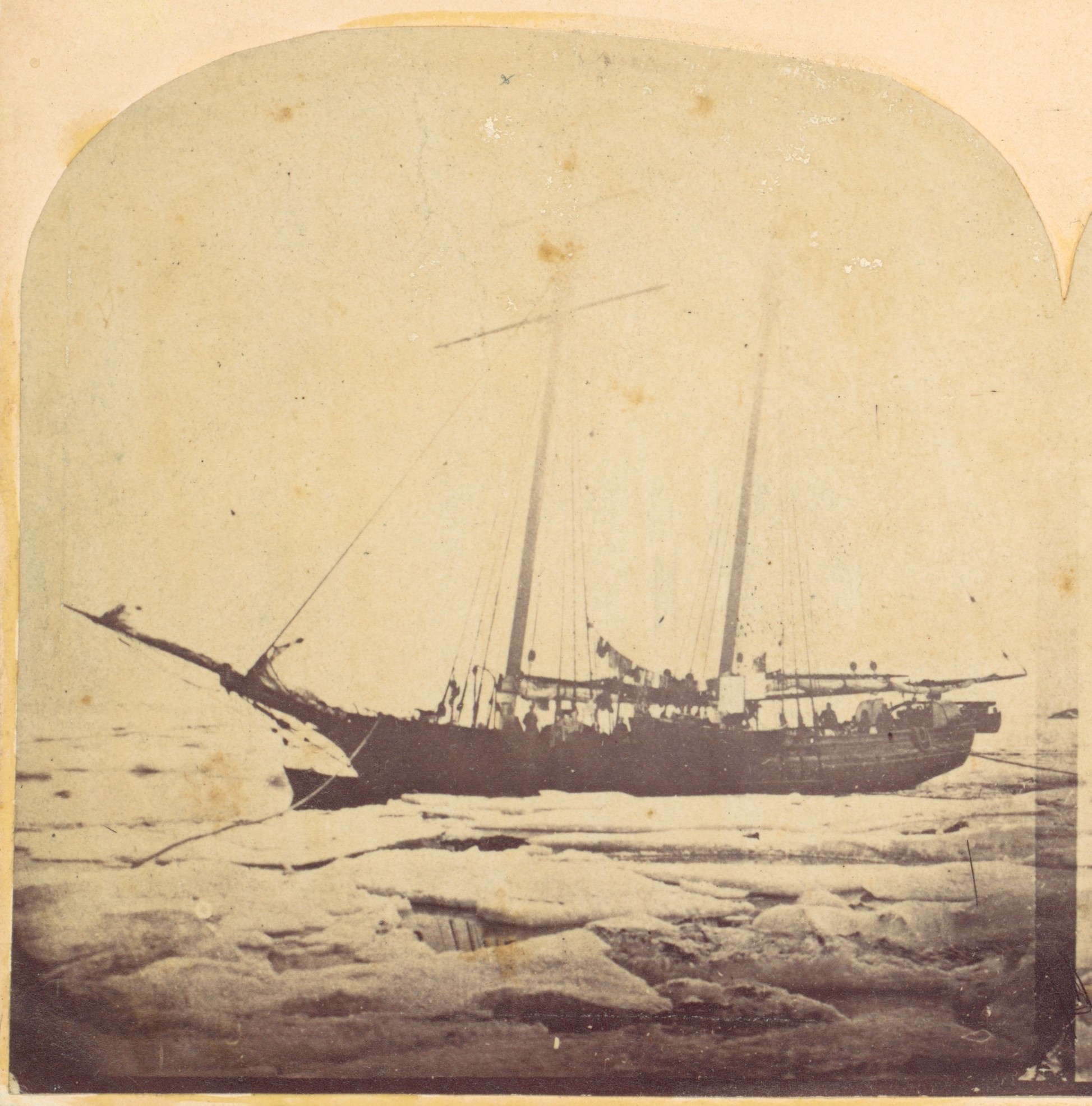 Ein zweimastiges Schiff, auf dem die Silhouetten von Menschen zu erkennen sind, ist umgeben von Eis und Schnee. © Wikipedia