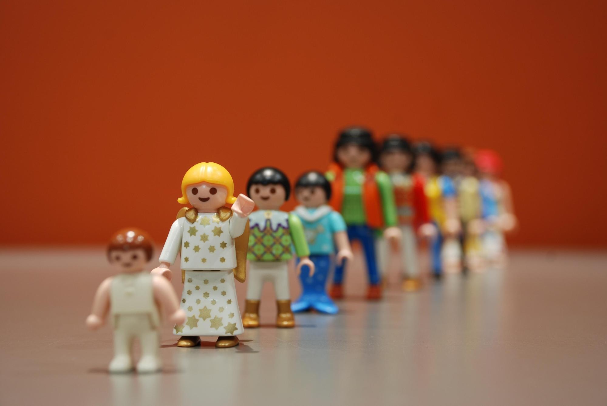 Männliche und weibliche Playmobilfiguren unterschiedlichen Alters stehen versetzt in einer Reihe. Durch den Fokus ist nur ein junges Mädchen erkennbar. Der Rest ist unscharf. © Pixaby