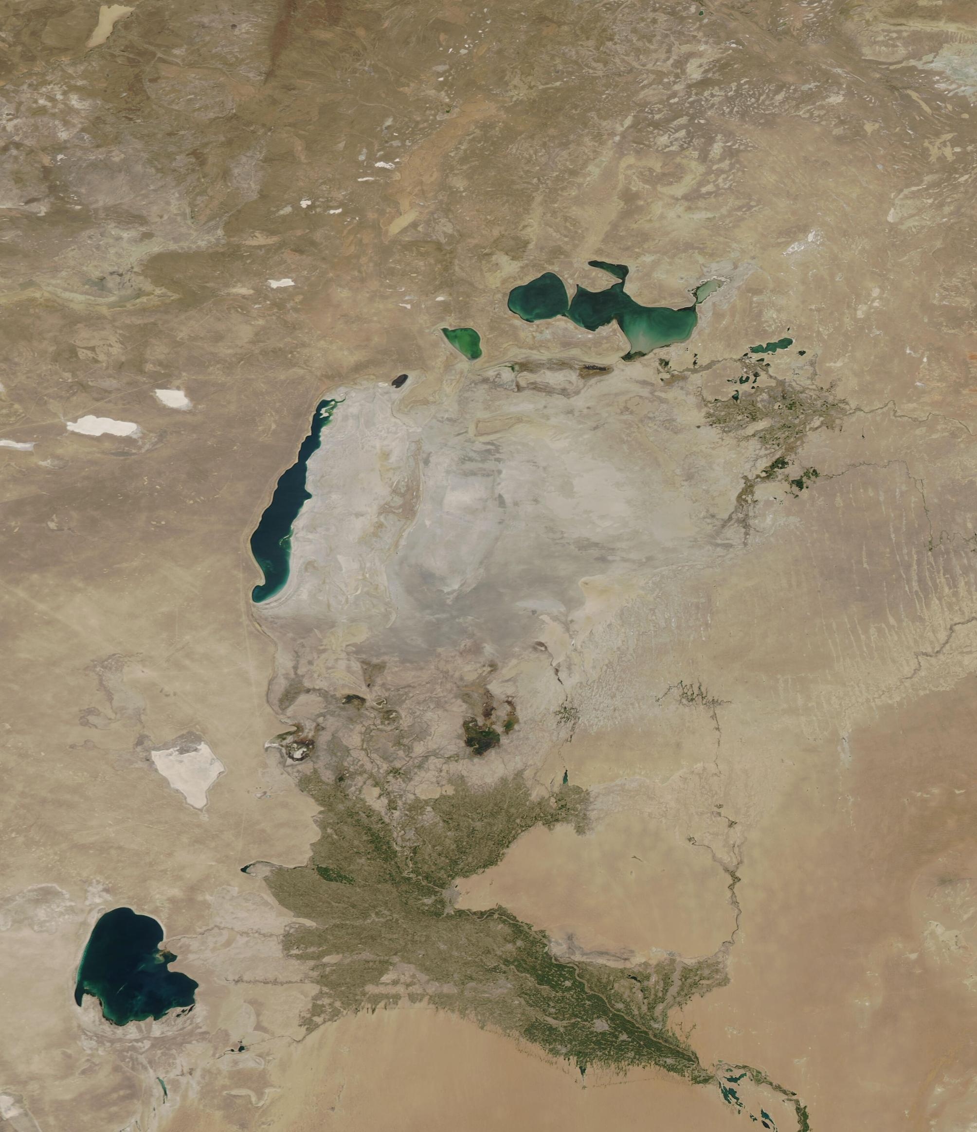 Luftaufnahme eines ausgetrockneten Sees mit wenigen übriggebliebenen Wasserstellen. Rundherum ist nur mehr Wüste zu sehen.  © Wikimedia