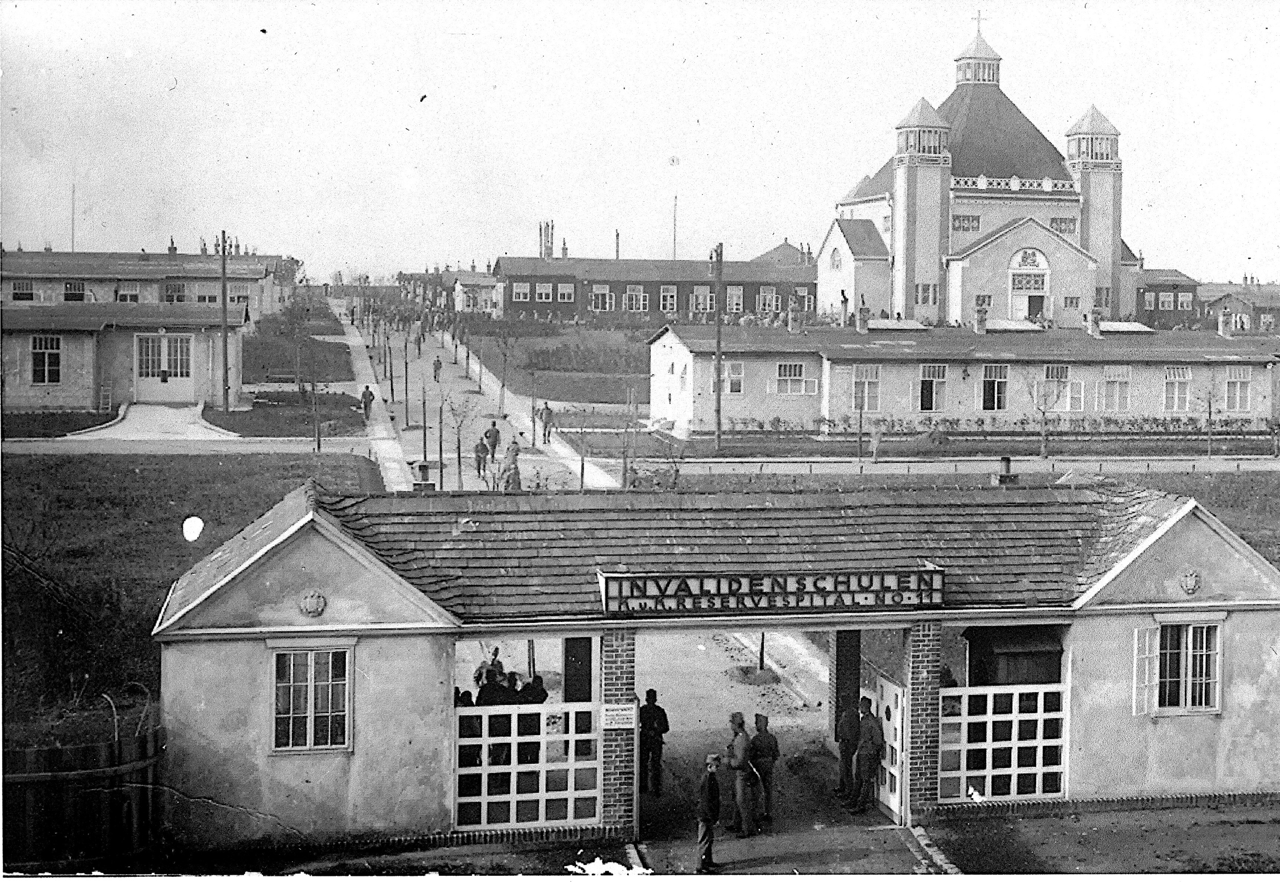 Ansicht der Invalidenstadt mit Eingangstor, Kirche und Baracken. © Bezirksmuseum Favoriten
