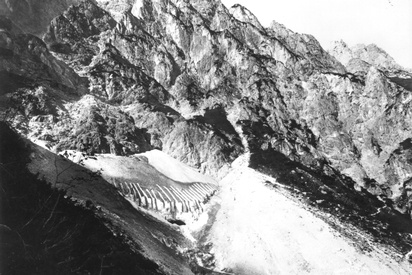 Der Gletscher von der Ferne. Er befindet sich auf der Oberkante einer Geröllschlucht. Rund um ihn tun sich steile Gipfel auf.   © Bergbau- und Gotikmuseum Leogang, Birnbachloch-Gletscher, 1897