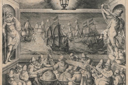 Eine Schiffsmannschaft, ausgerüstet mit Navigationsinstrumenten, sitzt um zwei Globen, im Bildhintergrund ein großes Gemälde mit Segelschiffen, flankiert von zwei Statuen. © Wikimedia