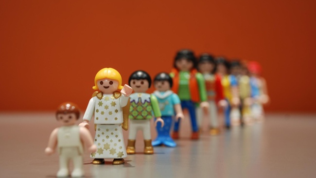 Männliche und weibliche Playmobilfiguren unterschiedlichen Alters stehen versetzt in einer Reihe. Durch den Fokus ist nur ein junges Mädchen erkennbar. Der Rest ist unscharf. © Pixaby