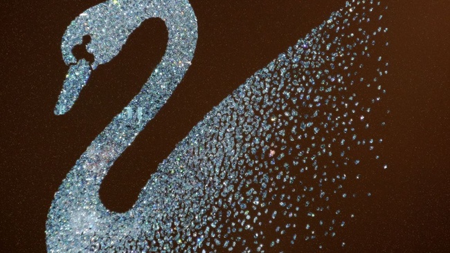 Schwan des Swarovski-Logos, geformt durch zahlreiche Glitzersteine auf dunklem Grund  © Wikimedia, Hartmut Schmidt Heidelberg, Swarovski-Logo, CC-BY-SA-4.0. 