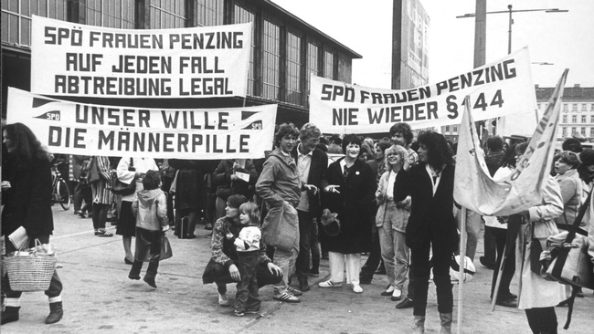 Frauen demonstrieren in Wien für die Straffreiheit des Schwangerschaftsabbruchs. © CGA/ÖNB Bildarchiv