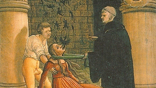 Das Bild zeigt das Innere einer Kirche. Ein Mann stützt eine Frau von hinten an den Schultern. Ein Geistlicher hält ihren Kopf in einer Schlinge. Aus dem Mund der Frau kommen schwarze Schattenfiguren. Sie entweichen durch das Kirchenfenster. © Wikimedia, Großer Mariazeller Wunderaltar, 1519.