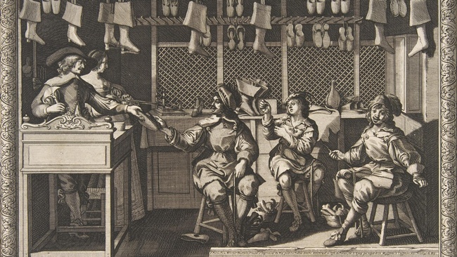 Schuster bei der Arbeit in einer mit Schuhen behängten Werkstätte. © Wikimedia 