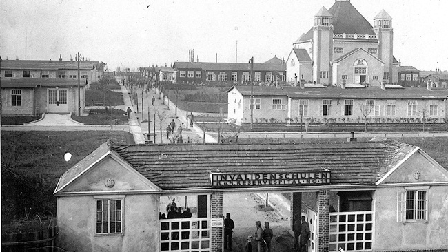 Ansicht der Invalidenstadt mit Eingangstor, Kirche und Baracken. © Bezirksmuseum Favoriten