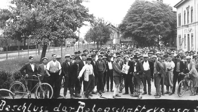 Versammlung der Grünbacher Bergarbeiter in ihrer besten Kleidung während des Streiks 1932. © Archiv Bernhard Muhr