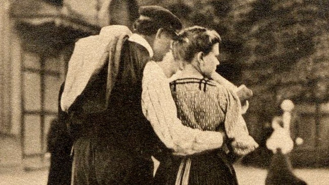 Ein Liebespaar spaziert um 1908 durch den Prater in Wien. © Brüder Kohn KG (B. K. W. I.), Wien Museum