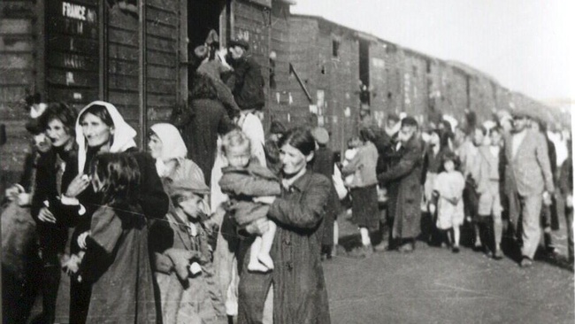Eine Menschenmenge neben Zugwaggons. © Wikimedia, Deportation to Treblinka from ghetto in Siedlce, 1942