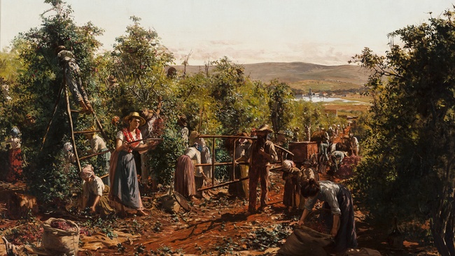 In der Bildmitte ein erdiger Weg, auf dem ein Mann eine Leiter trägt. Rechts und links sammeln Frauen in Kleidern Kaffeebohnen von Sträuchern. Im Hintergrund Hügel und Himmel. © Wikimedia
