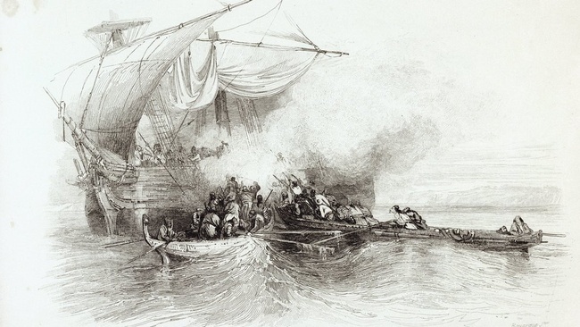 Kleine Schiffe direkt neben einem größeren Schiff. Auf allen Schiffen sind viele Menschen zu sehen. Die Personen auf den kleinenen Schiffen sind den Personen auf dem großen Schiff zugewandt. In der Mitte des Getümmels eine große Rauchwolke. © Wikimedia, Royal Museums Greenwich, CC BY-SA 4.0, Greek Pirates, Alexandre Gabriel Decamps, 1838