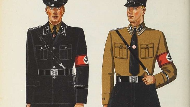 Die Darstellung zeigt zwei SS-Uniformen. Das Model ist jeweils ein blonder Mann mit gerötetem Gesicht. Das Model links trägt die schwarze Uniform des SS-Oberscharführers mit roter Hakenkreuzbinde. Das Model rechts trägt die Uniform des SS-Unterscharführers – ein Braunhemd mit roter Hakenkreuzbinde und eine schwarze Krawatte. Beide Models tragen schwarze Hosen, Gürtel und unterschiedliche schwarze Kappen.    © Getarchive, NS-Uniformen, 1943. 