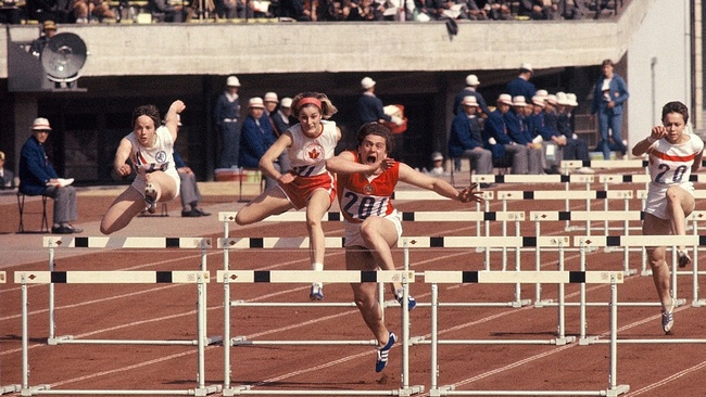Im Kalten Krieg wirft die Presse Athletinnen vor, dass sie "nicht weiblich genug" aussehen. © Wikimedia